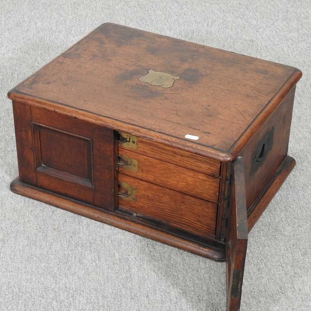 Lot 251 An oak cutlery