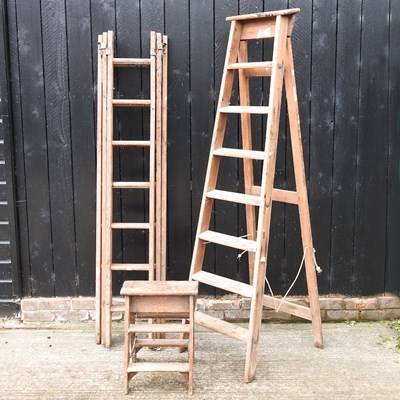 Lot 389 - An extending wooden ladder