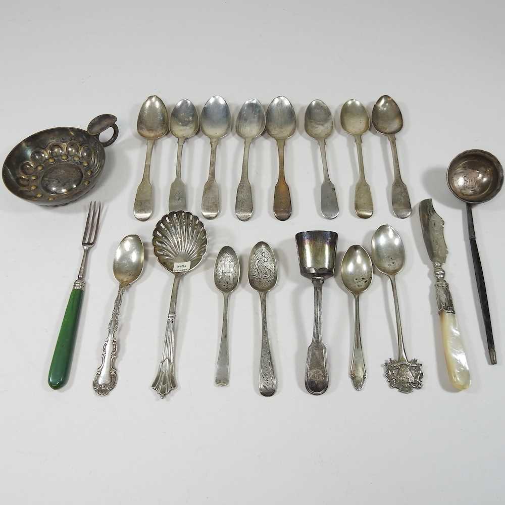 Lot 10 - A collection of cutlery