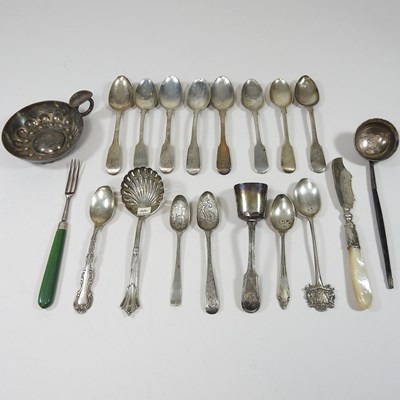 Lot 10 - A collection of cutlery