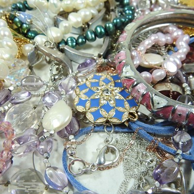 Lot 87 - A collection of jewellery
