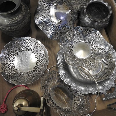 Lot 226 - A collection of metal wares