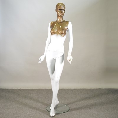 Lot 422 - A shop dummy