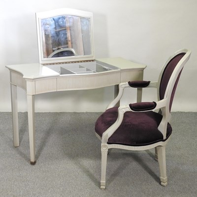 Lot 461 - A painted dressing table