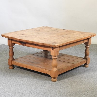 Lot 452 - A pine coffee table