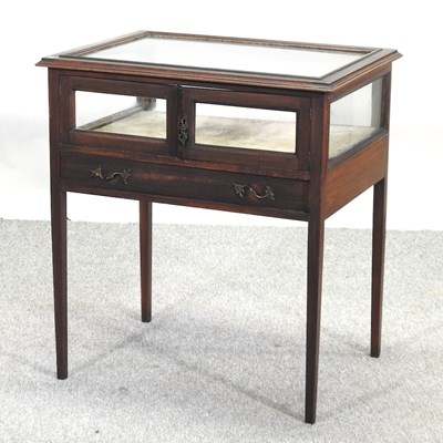 Lot 464 - An early 20th century bijouterie table