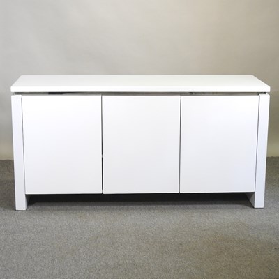 Lot 652 - A white high gloss sideboard
