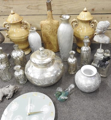 Lot 142 - A collection of decorative items