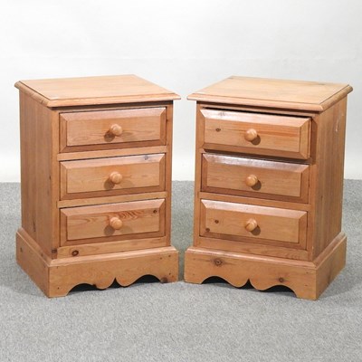 Lot 451 - A pair of bedside chests