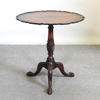 Lot 519 - A 19th century mahogany tripod table