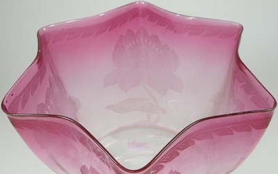Lot 103 - A large pink etched glass oil lamp shade