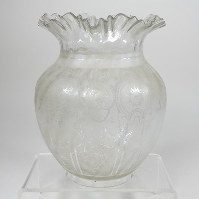 Lot 107 - A clear etched glass oil lamp shade