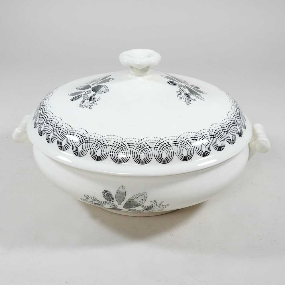 Lot 172 - A Wedgwood Persephone tureen