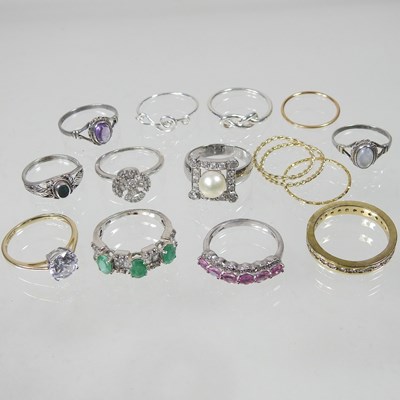 Lot 14 - A collection of rings