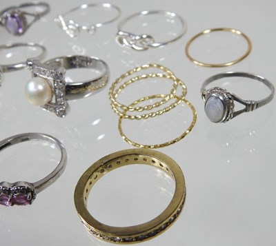 Lot 14 - A collection of rings
