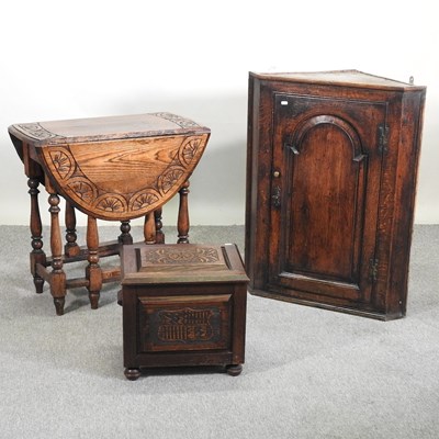 Lot 531 - A table, cabinet and box
