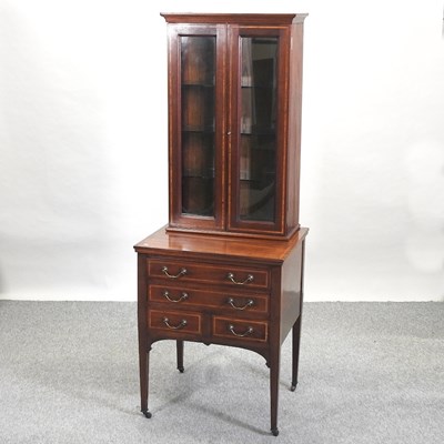 Lot 479 - An Edwardian mahogany and crossbanded display cabinet