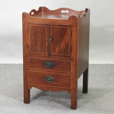 Lot 482 - A George III mahogany tray top commode