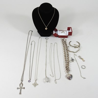 Lot 12 - A collection of jewellery