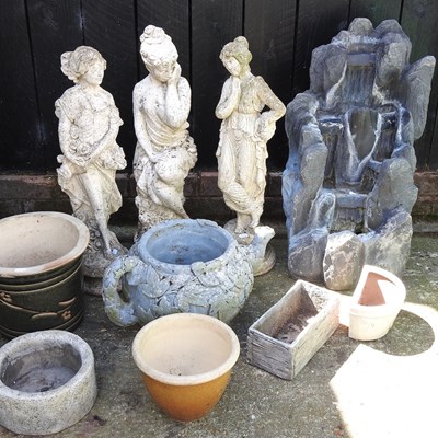 Lot 318 - A collection of garden items