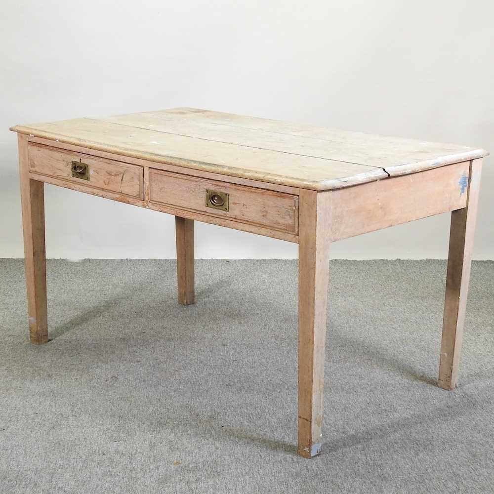 Lot 102 - An early 20th century oak writing table