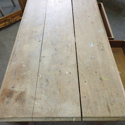 Lot 102 - An early 20th century oak writing table