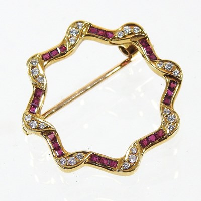 Lot 343 - An 18 carat gold brooch