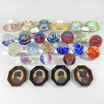 Lot 636 - A collection of art glass paperweights