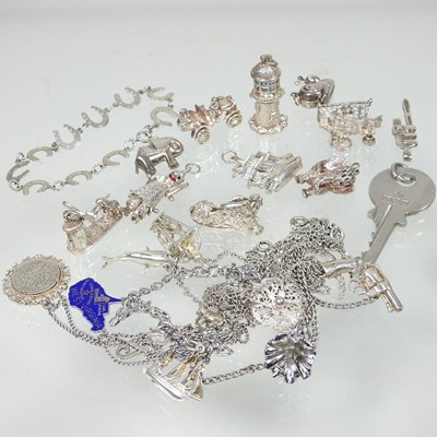 Lot 441 - A collection of silver jewellery