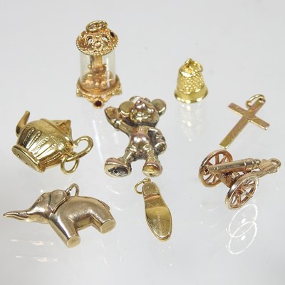 Lot 224 - A collection of charms