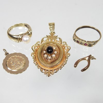 Lot 32 - A collection of jewellery