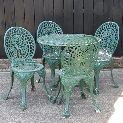 Lot 304 - A garden set