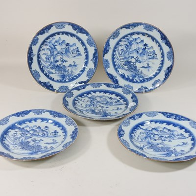 Lot 325 - A set of five 18th century Chinese export blue and white porcelain plates