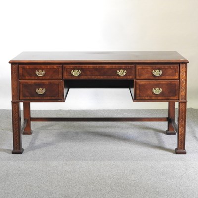 Lot 492 - A Georgian style desk