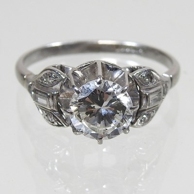 Lot 9 - A platinum set diamond ring