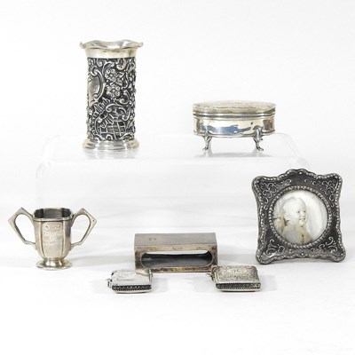 Lot 254 - A collection of silver