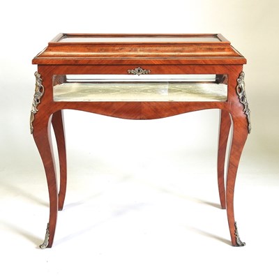 Lot 309 - A bijouterie table