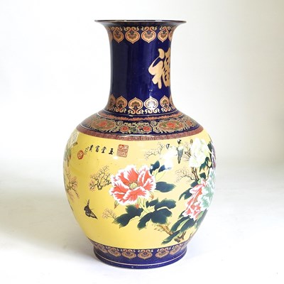 Lot 277 - A large Chinese vase