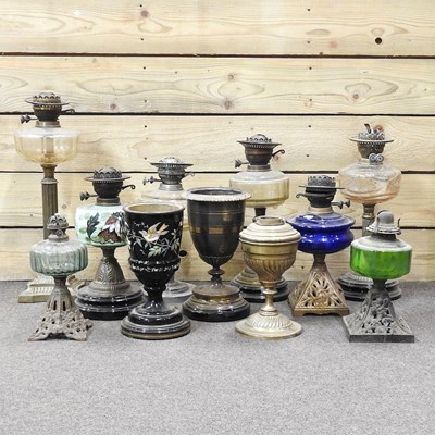 Lot 705 - A collection of oil lamps