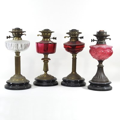 Lot 591 - A collection of oil lamps