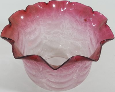 Lot 314 - A pink glass oil lamp shade
