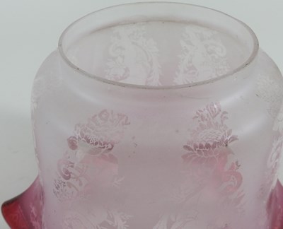 Lot 319 - A clear and pink etched glass oil lamp shade