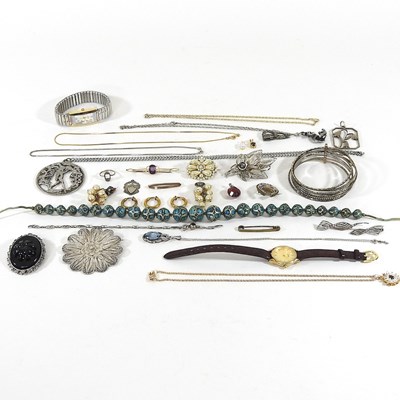 Lot 575 - A collection of jewellery