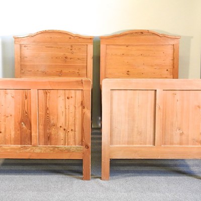 Lot 740 - A pair of pine beds