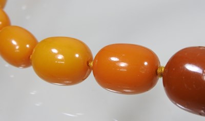 Lot 71 - An amber bead necklace