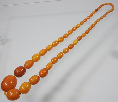 Lot 71 - An amber bead necklace