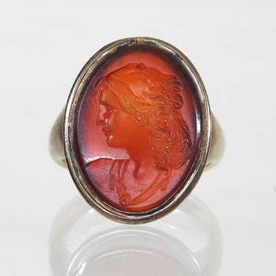 Lot 145 - A signet ring
