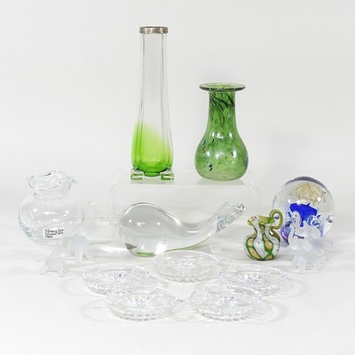 Lot 523 - A collection of glass items