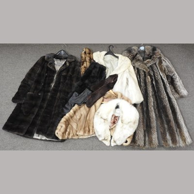 Lot 501 - A collection of furs