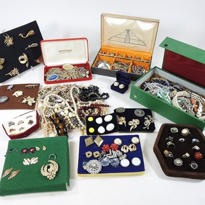 Lot 36 - A collection of jewellery